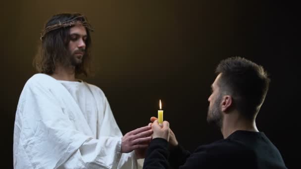 Cristo che lascia l'uomo che prega, il parrocchiano che spegne la candela, la presenza di Dio — Video Stock