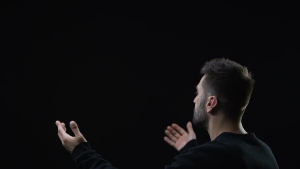 Молящийся человек с поднятыми руками смотрит на святой дух Спасителя, воскресение — стоковое видео