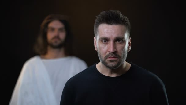 Huilen depressief man gevoel steun van God, Jezus zetten hand op mannelijke schouder — Stockvideo