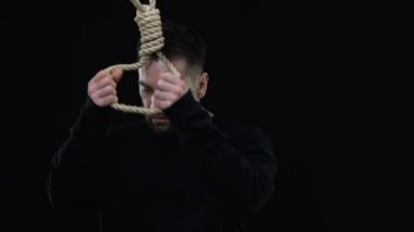 Desperate ağlayan erkek döngü boyun koyarak, İsa intihar taahhüdü önleme