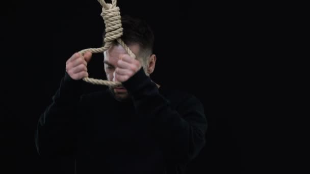 Desperate płacz mężczyzna oddanie pętli szyi, Jezus zapobieganie samobójstwo zaangażowanie — Wideo stockowe