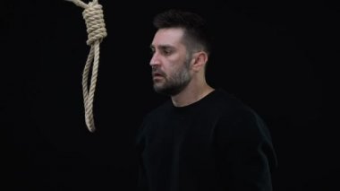 İntihar, yaşam krizi, umut kaybı, sorun yapmakta tereddüt eden adam ön halkası