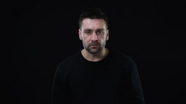 Umutsuz erkek intihar, yaşam krizi, sorunlar intihar silah tetik çekerek