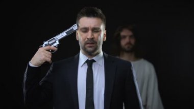 Üzgün erkek silah kendisi amaçlayan, İsa Mesih hayata geri getirerek, umut kaybı
