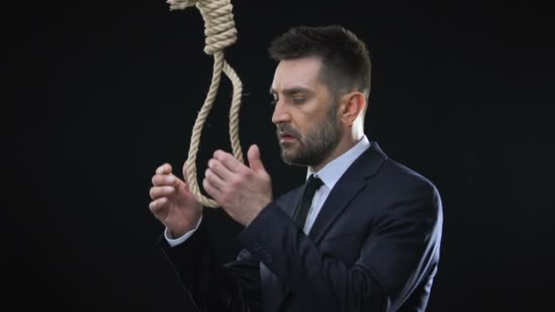 Hombre de negocios deprimido poniendo lazo de cuerda sobre el cuello suicidándose, bancarrota — Vídeos de Stock