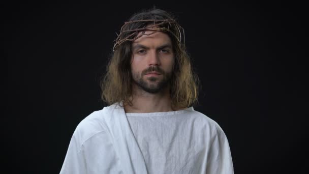 Cristo extendiendo la mano mirando la cámara, la vida en el cielo, el milagro, el apoyo — Vídeo de stock