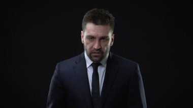 Endişeli işadamı karanlık arka plan, zihinsel yorgunluk, baskı bağırıyor