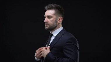 Resmi takım elbise içinde kendine güvenen şirket patronu kameraya bakıyor, başarılı politikacı