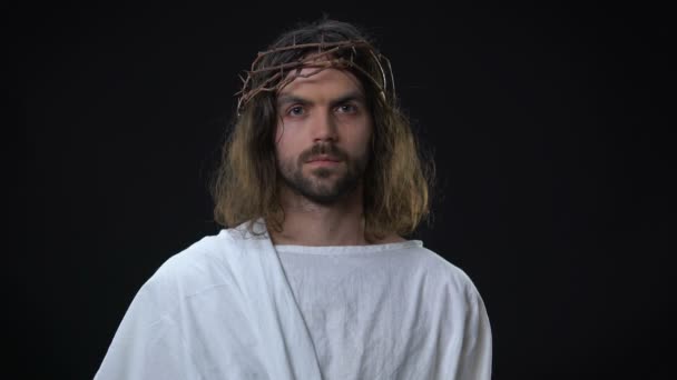 Sauveur en pleurs dans la couronne d'épines et de tissu blanc, souffrant pour les péchés humains — Video