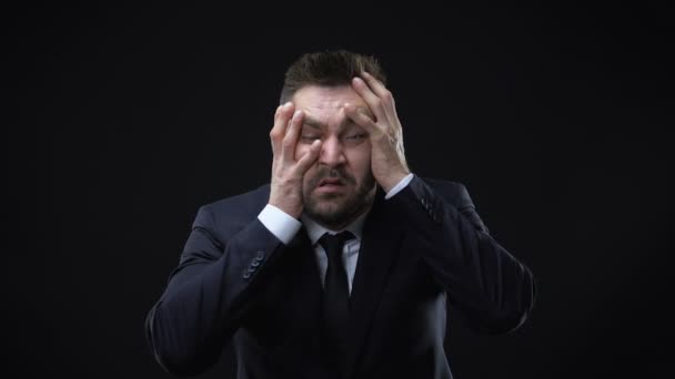 Szorongó férfi munkavállaló szenved stressz, mentális zavarok, az üzleti kudarc válság — Stock videók