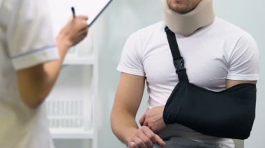 Köpük servikal yaka ve kol askısı içinde üzgün erkek doktor randevu, sonuç