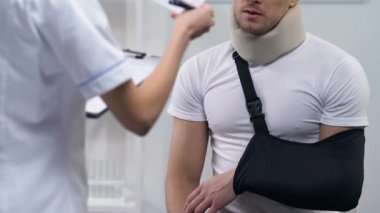 Doktor köpük yaka ve kol askısı, pahalı tedavi adam makbuz veren
