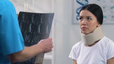 Doktor randevusunda köpük servikal yaka üzgün kadın, negatif x-ray sonucu