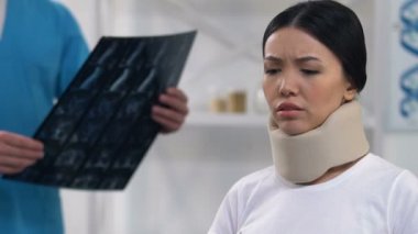 Servikal yakada rahatsız olan üzgün kadın hasta, doktor muayenesi