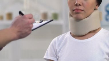 Doktor köpük servikal yaka, pahalı tedavi kadına fatura veren