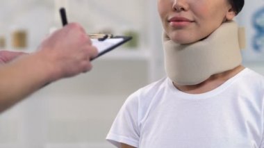 Doktor köpük servikal yaka, sigorta gülümseyen kadına reçete veren