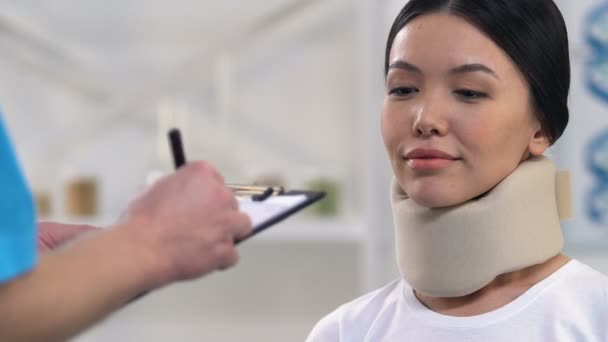 フォーム子宮頸部首輪、健康で感謝の女性に処方箋を与えるセラピスト — ストック動画
