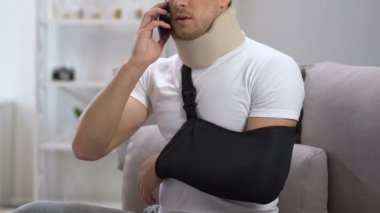 Köpük servikal yaka ve kol askısı konuşan telefon, sorun memnun adam