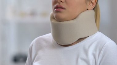 Güçlü boyun ağrısı, rehabilitasyon muzdarip köpük servikal yaka Lady