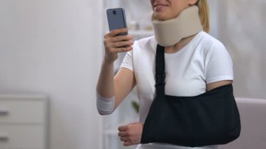 Servikal yaka ve kol akıllı telefon, kurtarma üzerinde yazma gülümseyen bayan