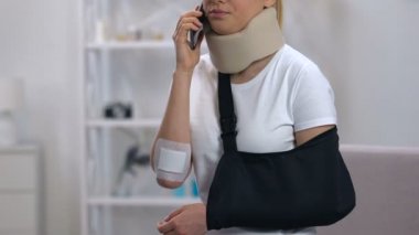Kol askı ve servikal yaka konuşan telefon üzgün kadın, boyun ağrısı hissi
