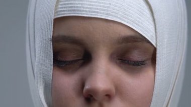 Headwrap kamera, şiddet kurbanı, yakın çekim bakarak korkmuş kız