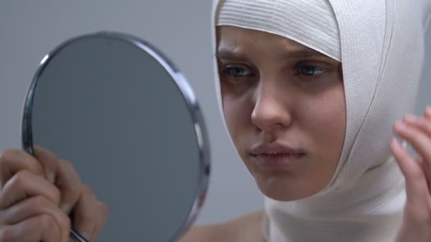 Ideges nő headwrap nézi tükör reflexió, sikertelen műtét — Stock videók