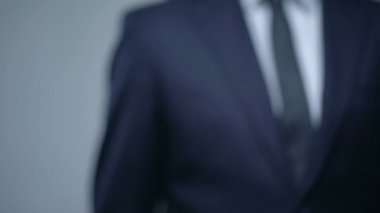 İş adamı el Anahtarlık üzerinde servet kelime, başarılı zengin yaşam için anahtar ipuçları