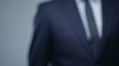 İş adamı el Anahtarlık üzerinde Fortune kelime, başarılı geleceğin anahtar sırrı