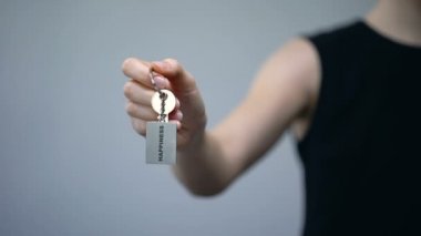 Kadın el Anahtarlık üzerinde mutluluk kelime, başarı bağımsız başarı