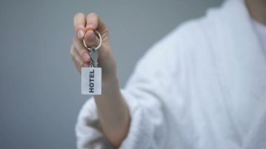 Müşteri ile bornoz tutan anahtarlar Hotel kelime, rekreasyon Hizmetleri, Spa Resort