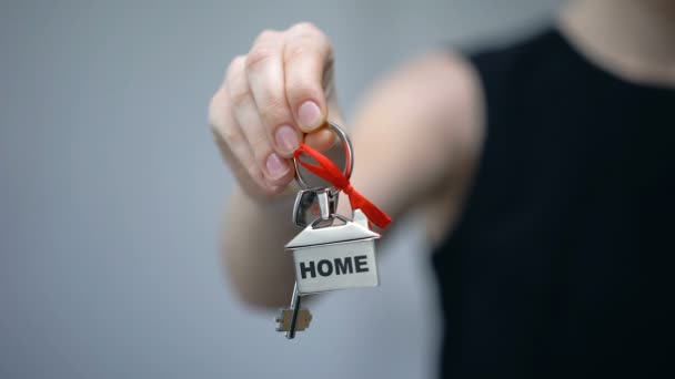 Femme étreignant porte-clés avec mot Accueil, achat de maison tant attendu, gros plan — Video