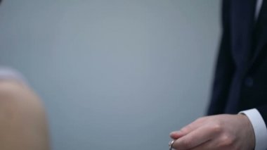 Otel ev sahibi VIP müşteri, beş yıldızlı otel lüks hizmet anahtarları veren, kapatmak