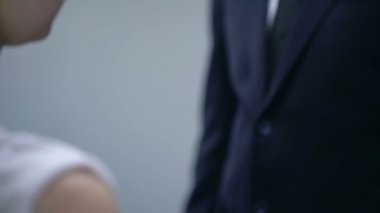 Adam başarı, gizli ipuçları gerçeklik kapatmak içine rüya açmak için kadın anahtarları veren