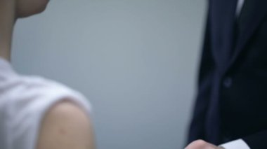 Erkek el veren kadın tuşları Dream, başarı için öneriler, closeup