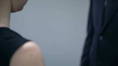 Adam el kadın, zenginlik elde etmek için şanslı şans Fortune anahtarları veren, closeup