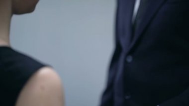 Lüks konaklama, Premium kalite Resort Lady anahtarları veren işadamı