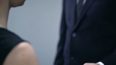 Otel yöneticisi veren kadın tuşları VIP daire, lüks otel hizmeti