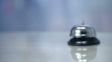 Resepsiyonda çan yakın Otel oda anahtarları koyarak Kadın el, misafirperverlik hizmetleri