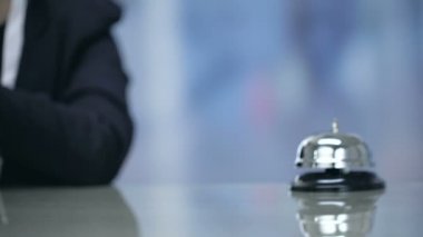 Kadın el Holding otel oda anahtarları resepsiyonda çan yakın, konukseverlik Hizmetleri