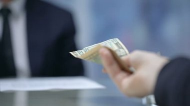 Resepsiyoniste ödeme yapan, sigorta sözleşmesi imzalayan, otelde check-in yapan müşteri