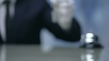 Resepsiyonist oda anahtarı veren, Otelde kaliteli hizmet, Check-in