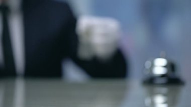 Resepsiyonist el otel odası, rezervasyon konsepti, lüks hizmetler anahtarları tutan