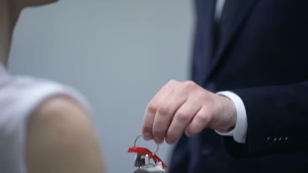 Hombre de negocios rico dando la llave con la inscripción del hogar a la hembra feliz, regalo al amante — Vídeos de Stock