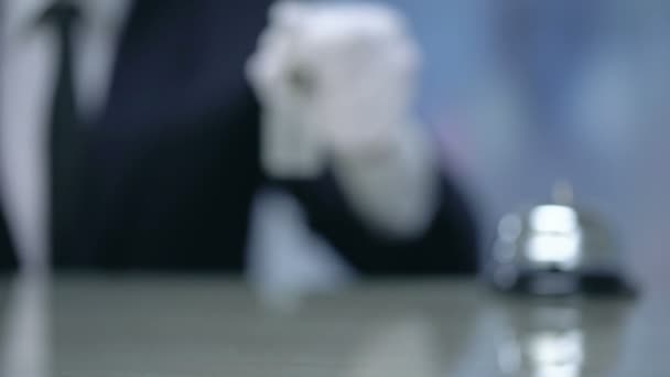 Luxo escrito no chaveiro na mão recepcionista, hotel de qualidade premium, close-up — Vídeo de Stock