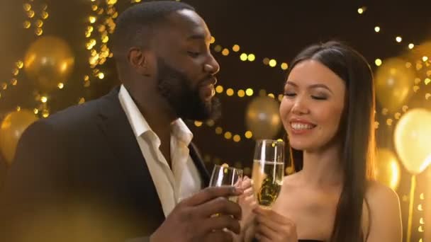 Heureux mâle et femelle cliquetis verres et boire champagne à cocktail partie — Video