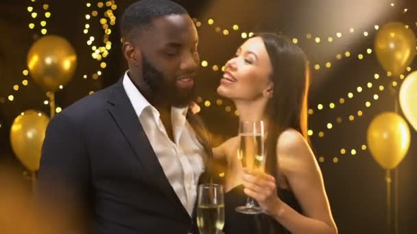 Pretty Asyalı kadın erkek arkadaşı yanak öpüşme, genç çift doğum günü kutluyor — Stok video