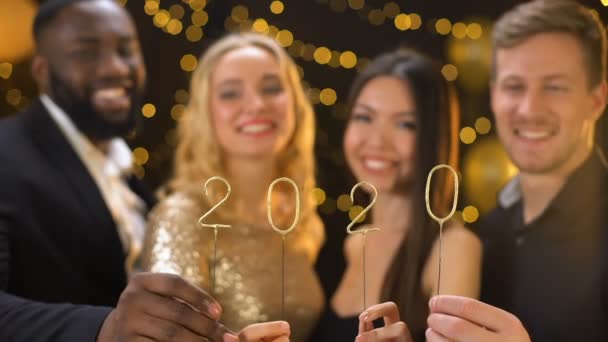 Ευτυχισμένοι νέοι άνθρωποι που κατέχουν το σύμβολο 2020, Πρωτοχρονιά συγχαρητηρίων εορταστική ατμόσφαιρα — Αρχείο Βίντεο