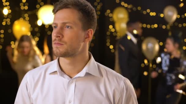 Hombre guapo preocupado esperando novia en la fiesta mirando a su alrededor, la soledad — Vídeos de Stock