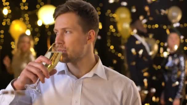 Грустный кавказский мужчина пьет шампанское, чувствует себя одиноким праздник событие, плохое настроение — стоковое видео